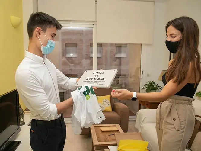 Igor Sandín, con mascarilla, recibe en su casa de Barcelona la placa «Carrer de Igor Sandín» y una camiseta de los Premios Nextdoor 2020