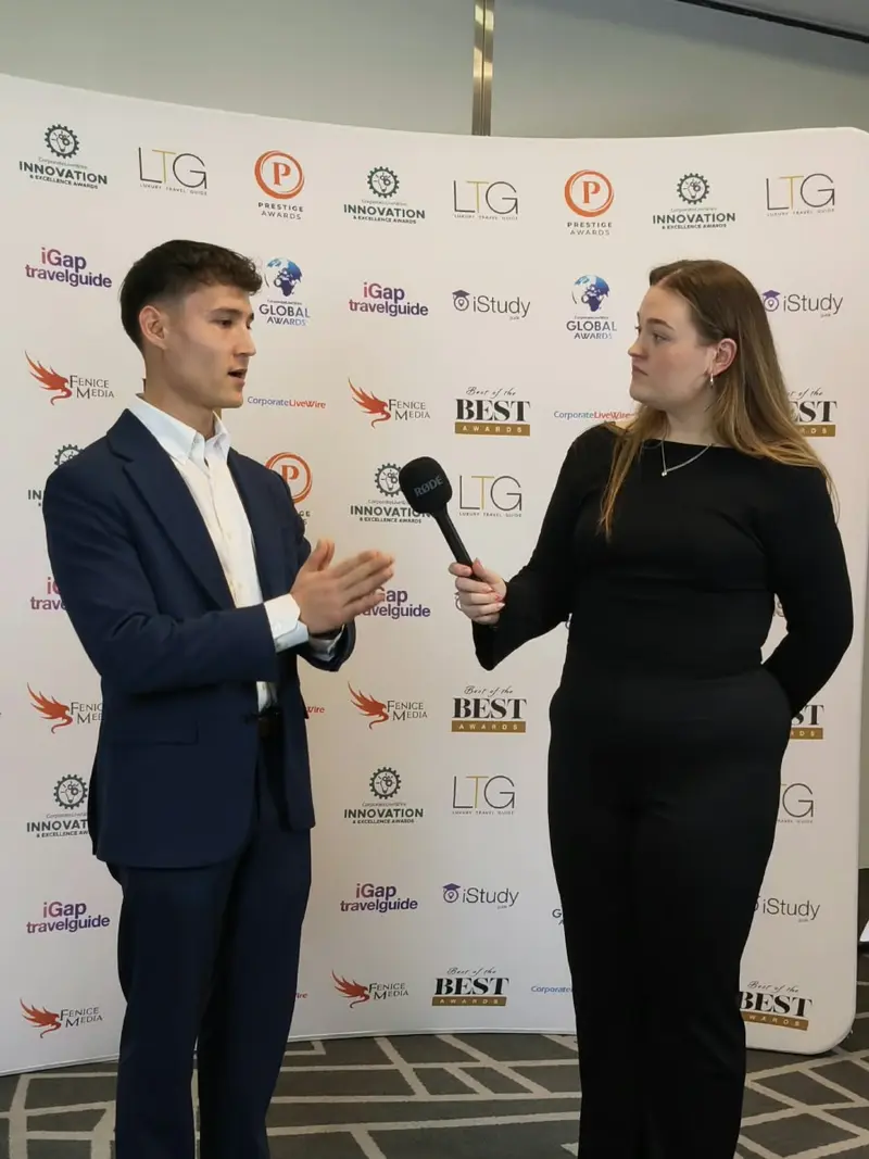 Igor Sandín, con traje azul, atendiendo a una entrevista delante del panel de los Prestige Awards
